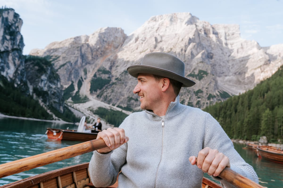 Couple in the Dolomites at last light – editorial elopement photography by Blitzkneisser