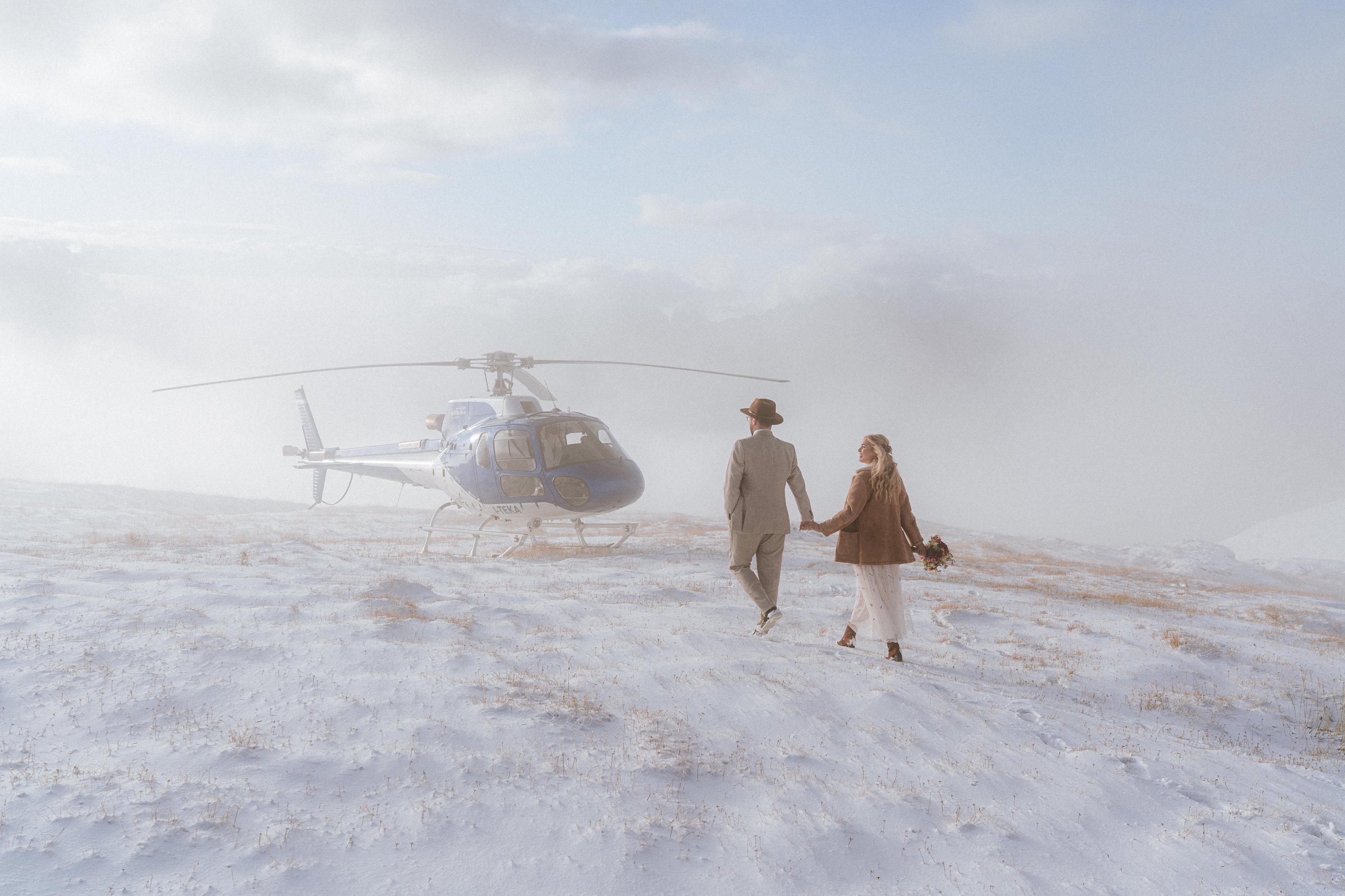 Helikopterflug über den Bergen für ein Elopement