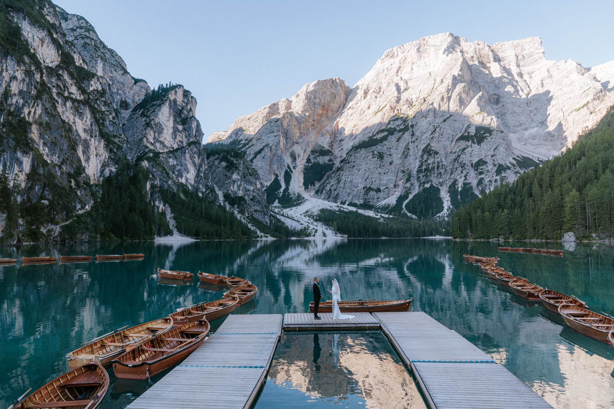 Intimate elopement moment at Lago di Braies with the turquoise Dolomite lake behind – Lago di Braies elopement photographer South Tyrol