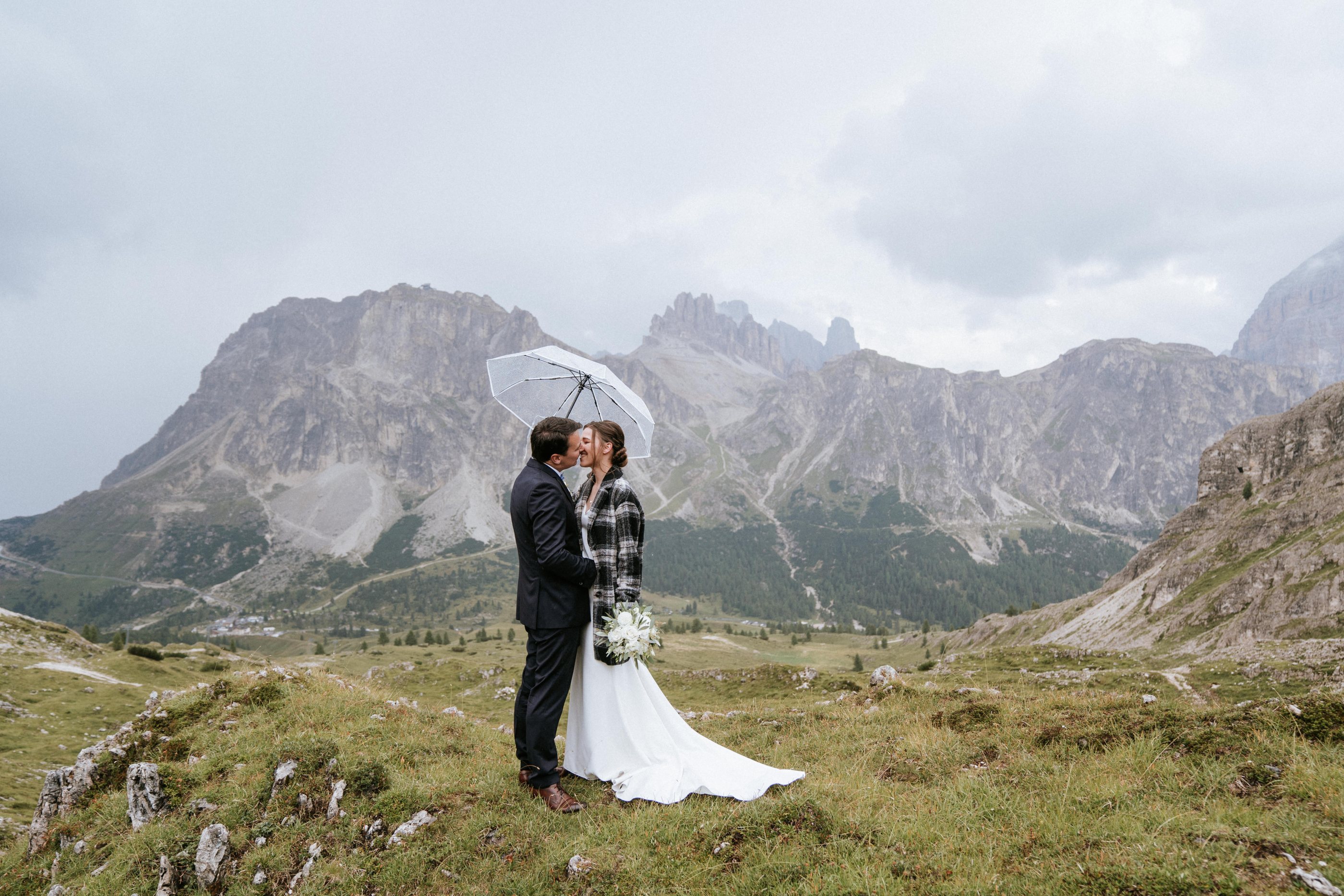Wetterstimmung in den Dolomiten mit Wolken und Nebel