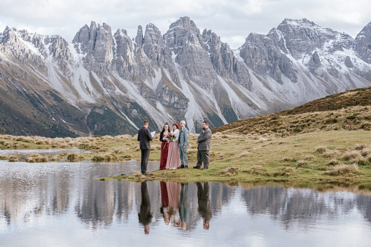 Paar in alpiner Landschaft zwischen intimer und größerer Hochzeitsstimmung
