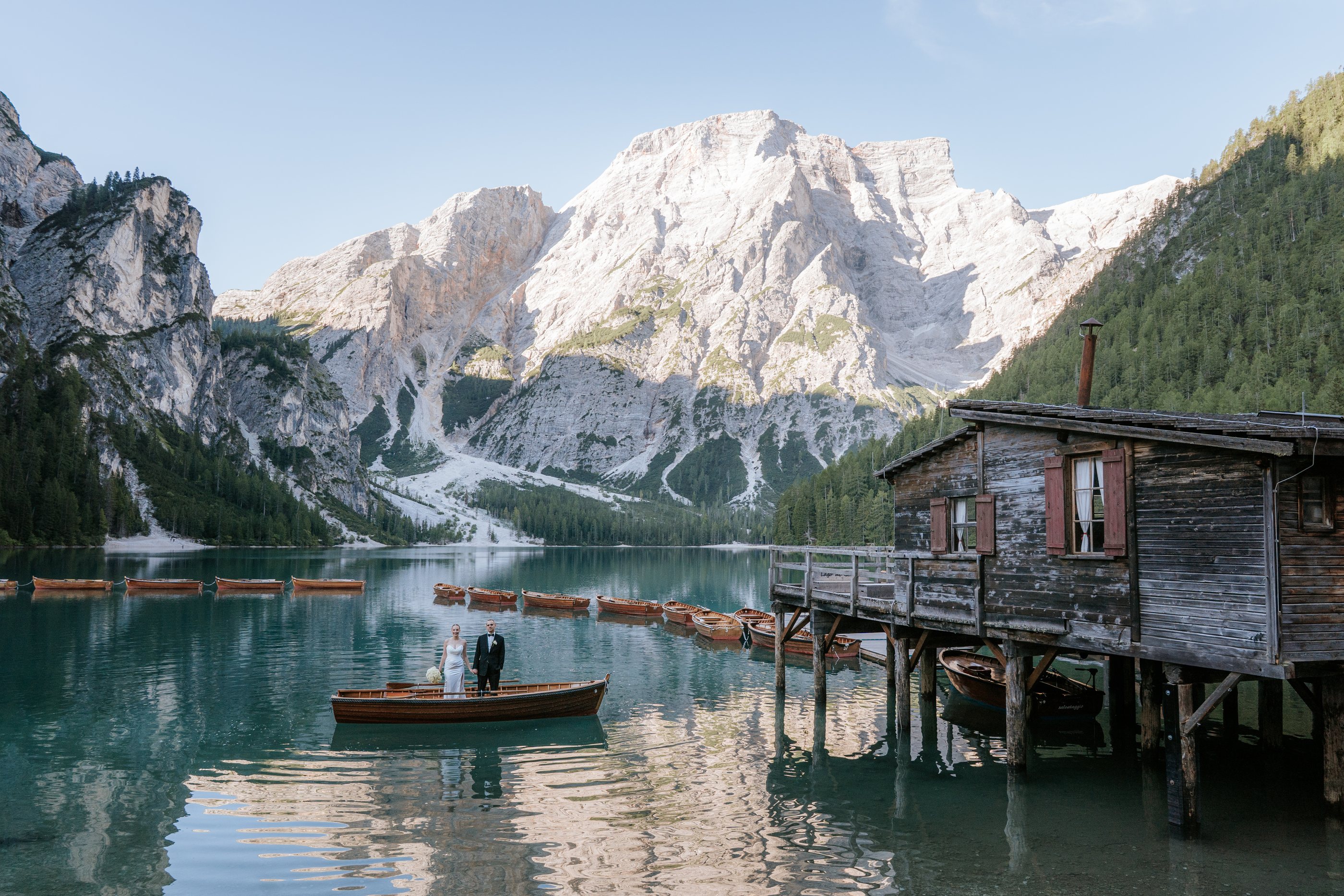 Lago di Braies mit ruhigem Wasser und frühem Licht