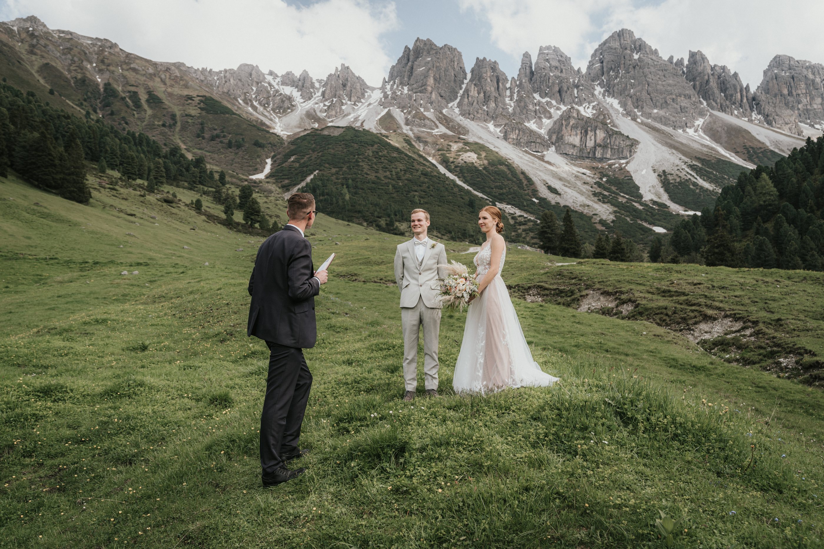 Internationales Paar bei einer zivilen Hochzeit in Österreich