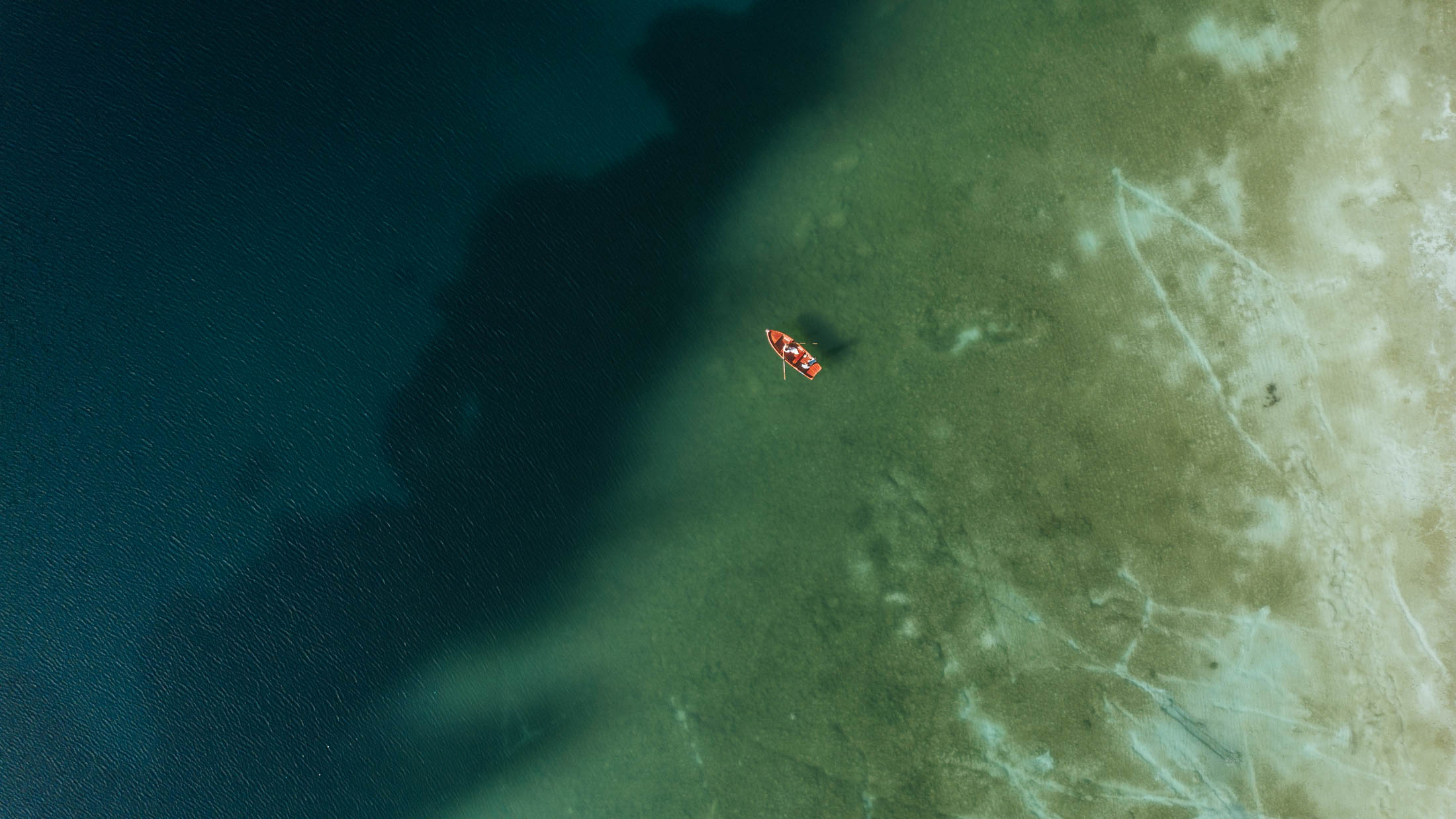 Couple during a mountain elopement at Lago di Braies with the Dolomite peaks reflected in the turquoise lake – Lago di Braies elopement photographer