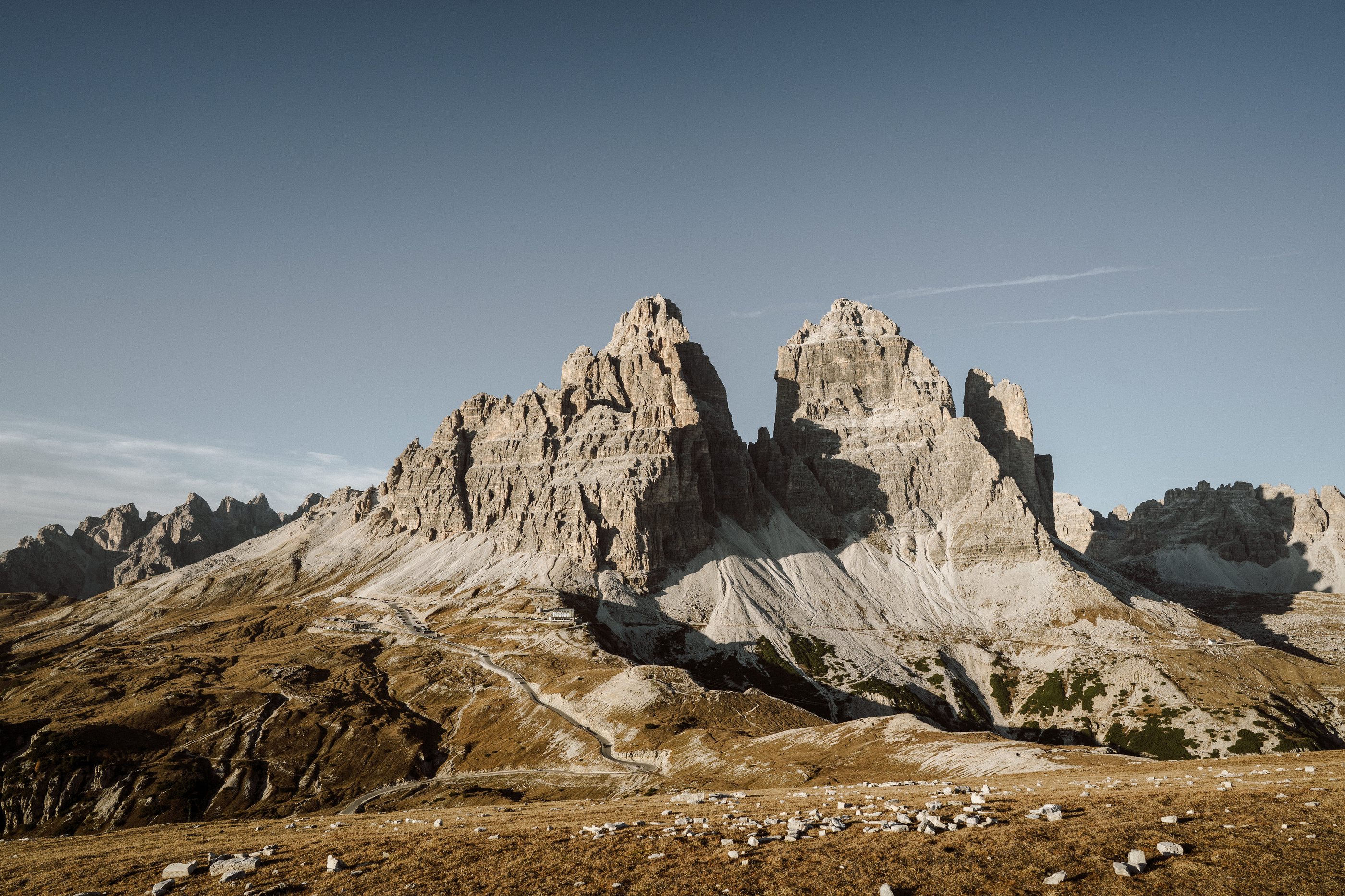 Drei Zinnen in den Dolomiten bei ruhigem, klarem Licht