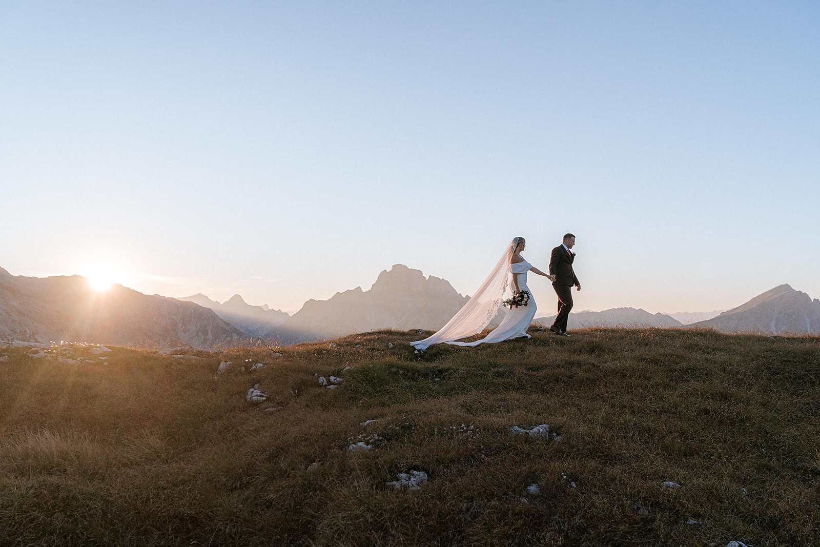Brautpaar im Abendlicht der Dolomiten nach dem Sonnenuntergangsflug