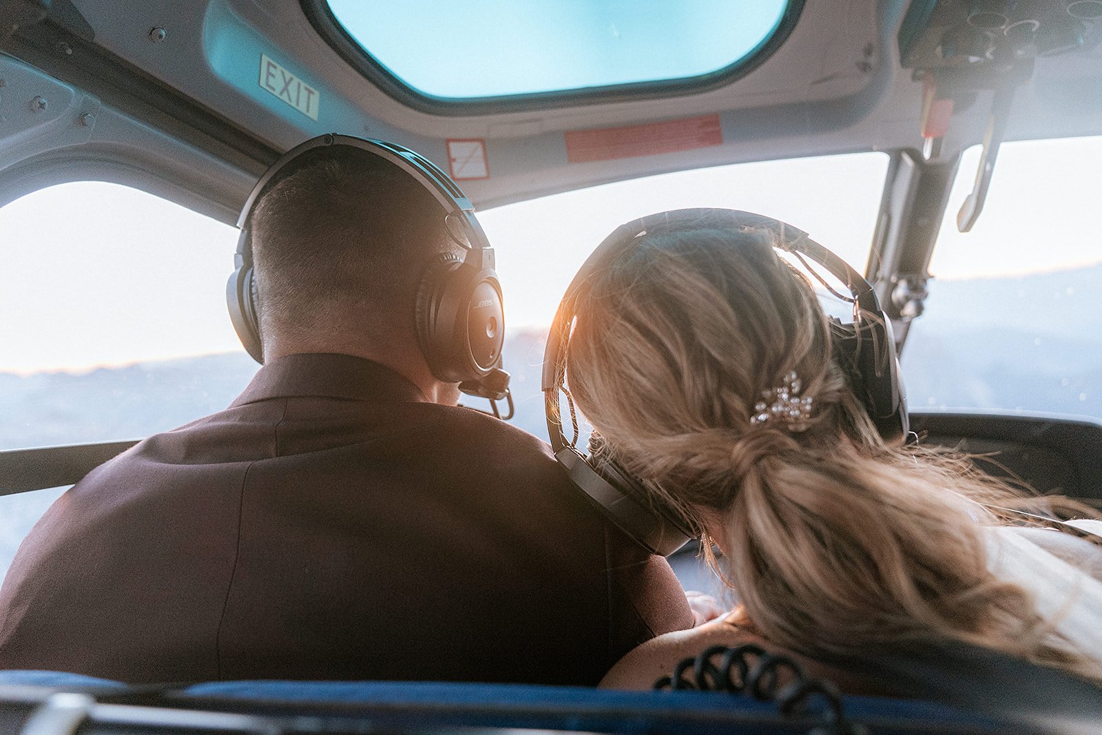 Brautpaar mit Headsets beim Hochzeitsflug über die Alpen