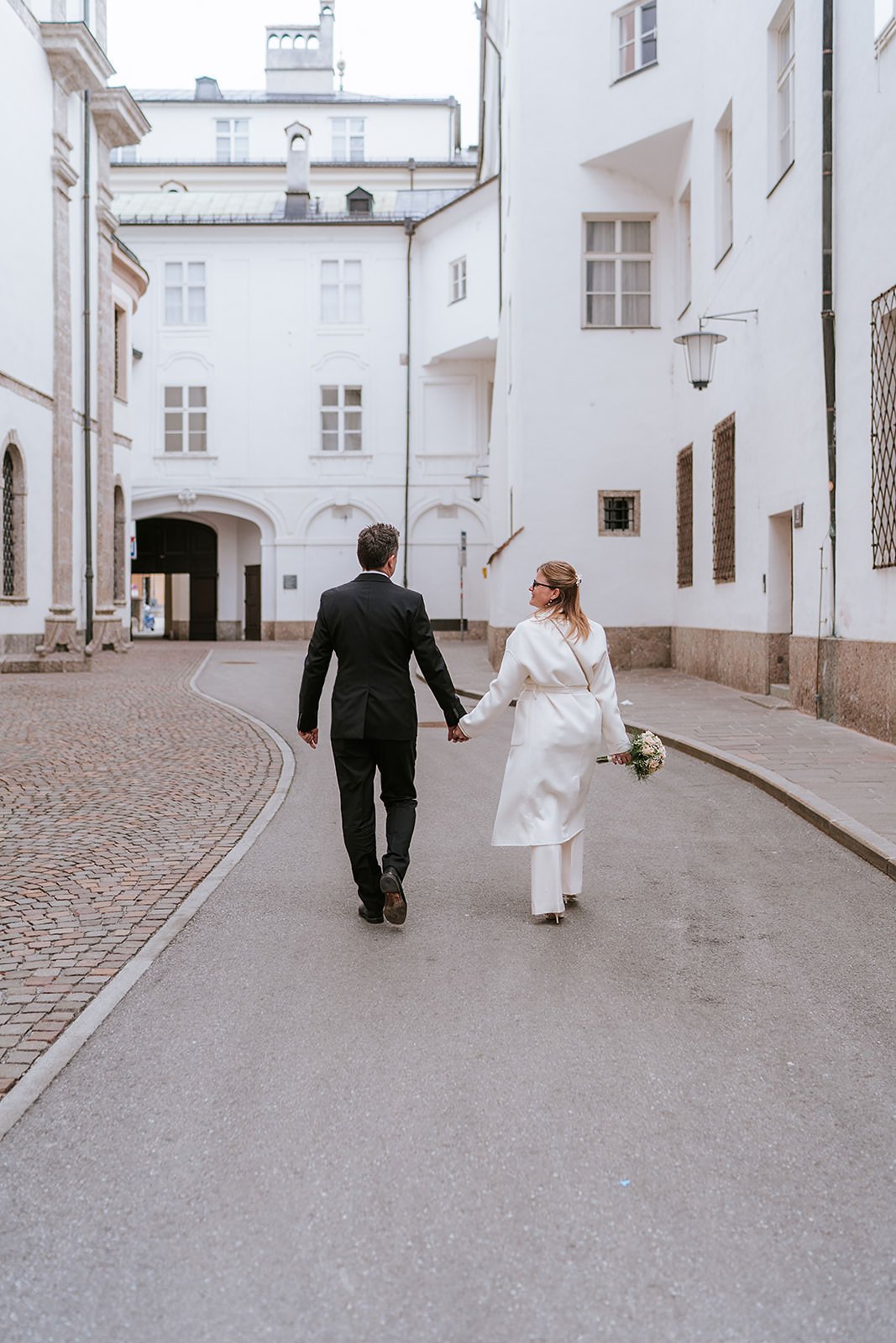 Brautpaar Hand in Hand in den Gassen bei der Hofburg Innsbruck